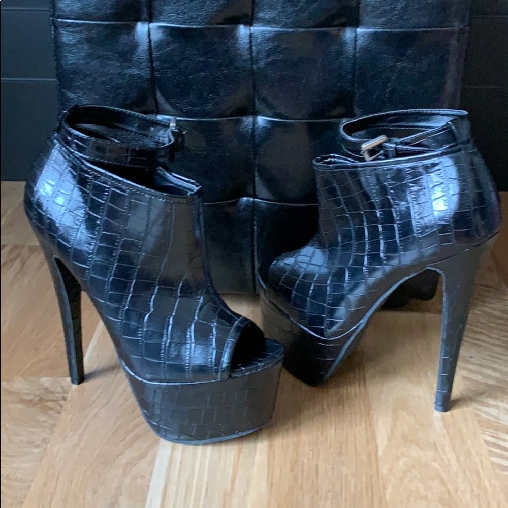 NWOT Size 8 heeled black boot